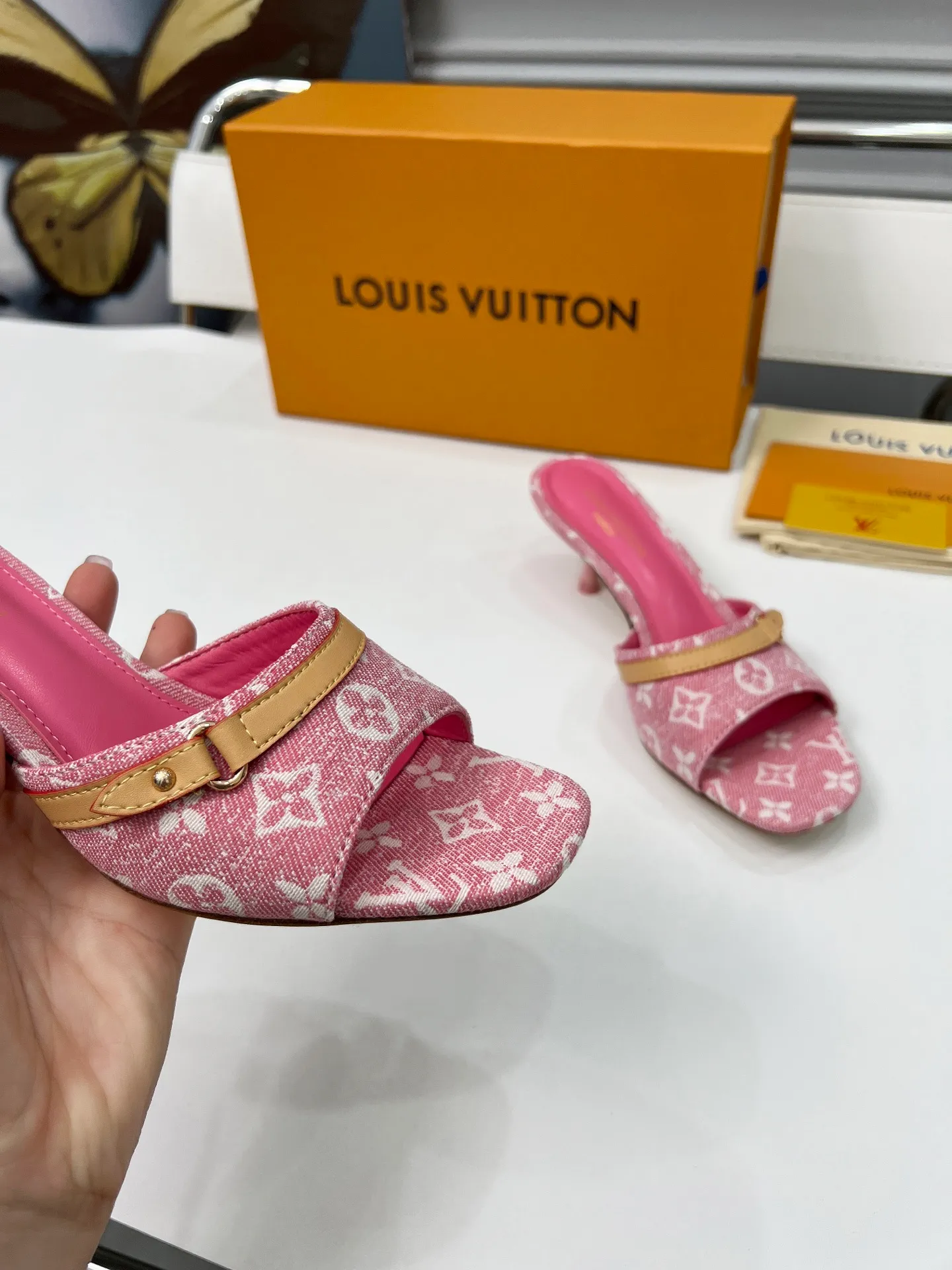 👟👟Ex-factory price 440👟👟 LV new denim kitten heel slippers 2025 summer must-have for goddesses, original replica, super comfortable on the feet. Show off the queen's temperament, the heel height is 9.5CM, which shows your temperament without being tiring. Leather outsole. Standard code: 35-42 (41 and 42 codes are customized, non-returnable and non-exchangeable)